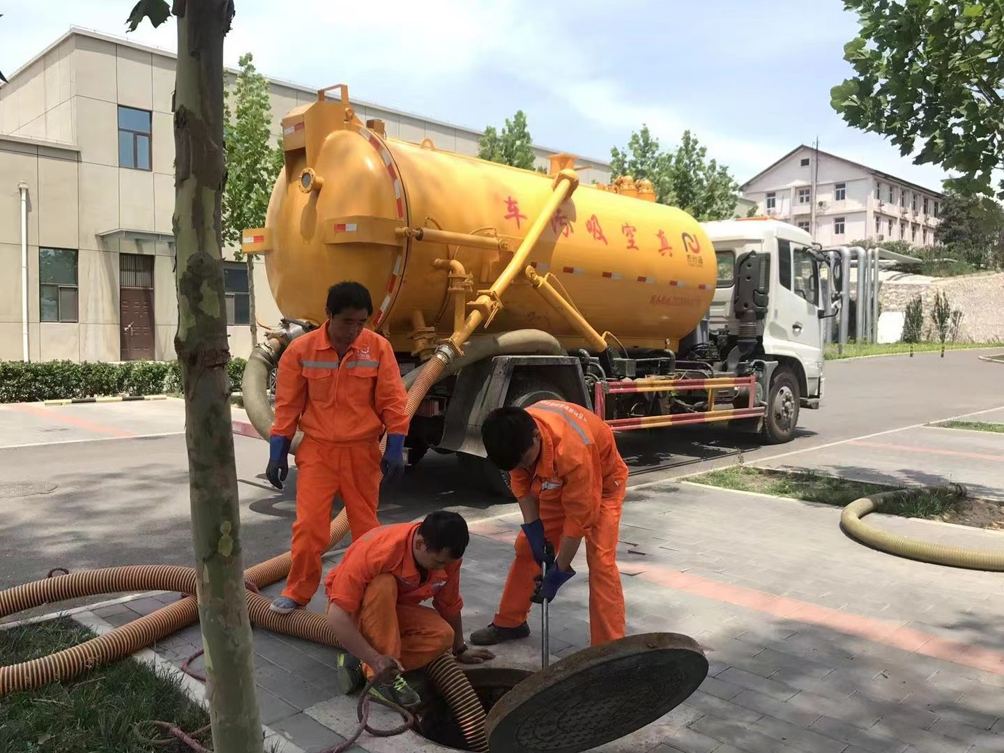 故城管道疏通车停在窨井附近