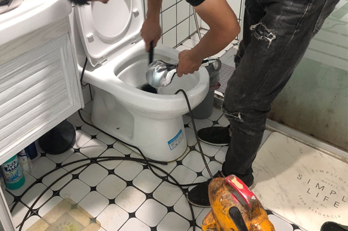 故城马桶堵塞自己疏通还是找师傅？专业上门服务让你省时更省心